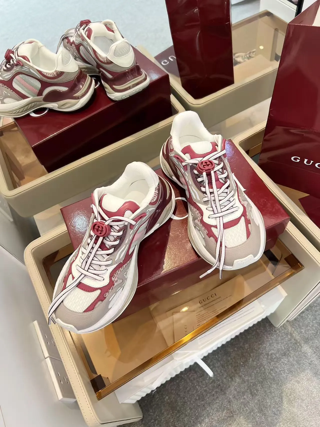 [G Home] P: 900💰 Couple style, size 35-41 for women, 39-46 for men, (Customized for women 41.46) 2025 Gucci Couple Series 2.0 sports shoes are made with heavy investment❤️‍🔥❤️‍🔥❤️‍🔥Renewed interpretation of the brand's iconic striped webbing elements😍😍When retro genes collide with futuristic design🎊🎊This new pair of Gucci shoes directly reaches the trend threshold💥 ✔️Color combination of caron contrast + classic stripes, GG reflective piping, visual impact, and comes with a high-light filter for street use ✔️ The structure is multi-layered with different materials, mesh is breathable, leather is shaped, and the outsole is a combination of EVA foam and TPU 😍😍😍Fashion and practicality are both online ✔️ Detailed double G midsole + iconic double G lock shoelaces, retro DNA is crazy and restless, and every step is based on the trendy aesthetic ❤️❤️❤️